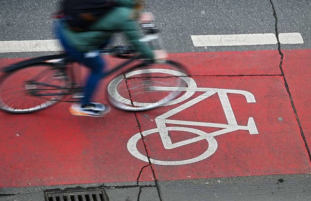 Die Polizei begleitete den Radfahrer von der Autobahn auf den Radweg.  | Foto: Arne Dedert (dpa)