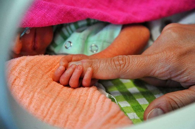 Ein Frhgeborenes im Elisabethenkrankenhaus hlt einen Finger.  | Foto: St. Elisabethen -Krankenhaus