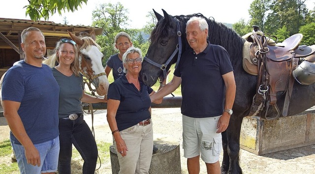 Die Betreiberfamilie (von links) Jrg,...nd Gnter Brennfleck mit Pferd Lenno    | Foto: Gudrun Gehr