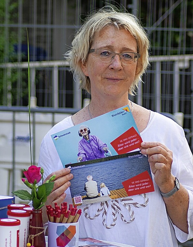 Monika Bringe verteilte beim  Interkulturellen Hoffest die ersten Postkarten.  | Foto: Privat