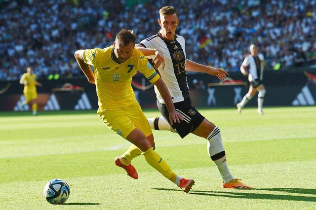 Der lange verletzte Ex-Freiburger Nico... gegen den Ukrainer  Andriy Yarmolenko  | Foto: Carmen Jaspersen (dpa)