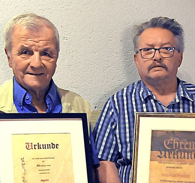 Roland Schreiber (links) ist seit 60 J...robst wurde zum Ehrenmitglied ernannt.  | Foto: Sebastian Ehret
