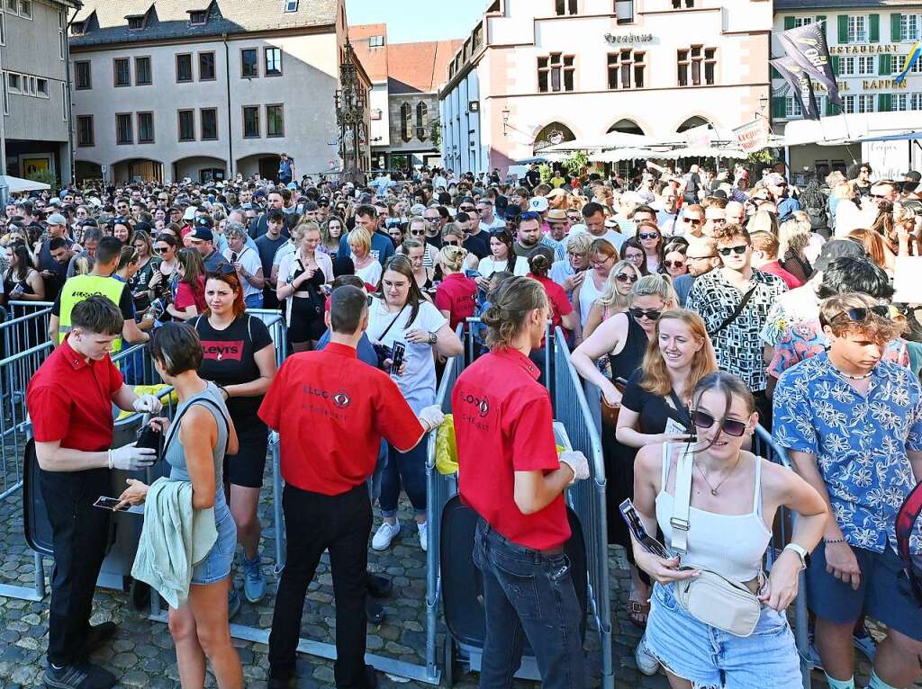 Peter Fox machte mit seiner Sommertour in Freiburg Halt – und erffnete die Mnsterplatzkonzerte.