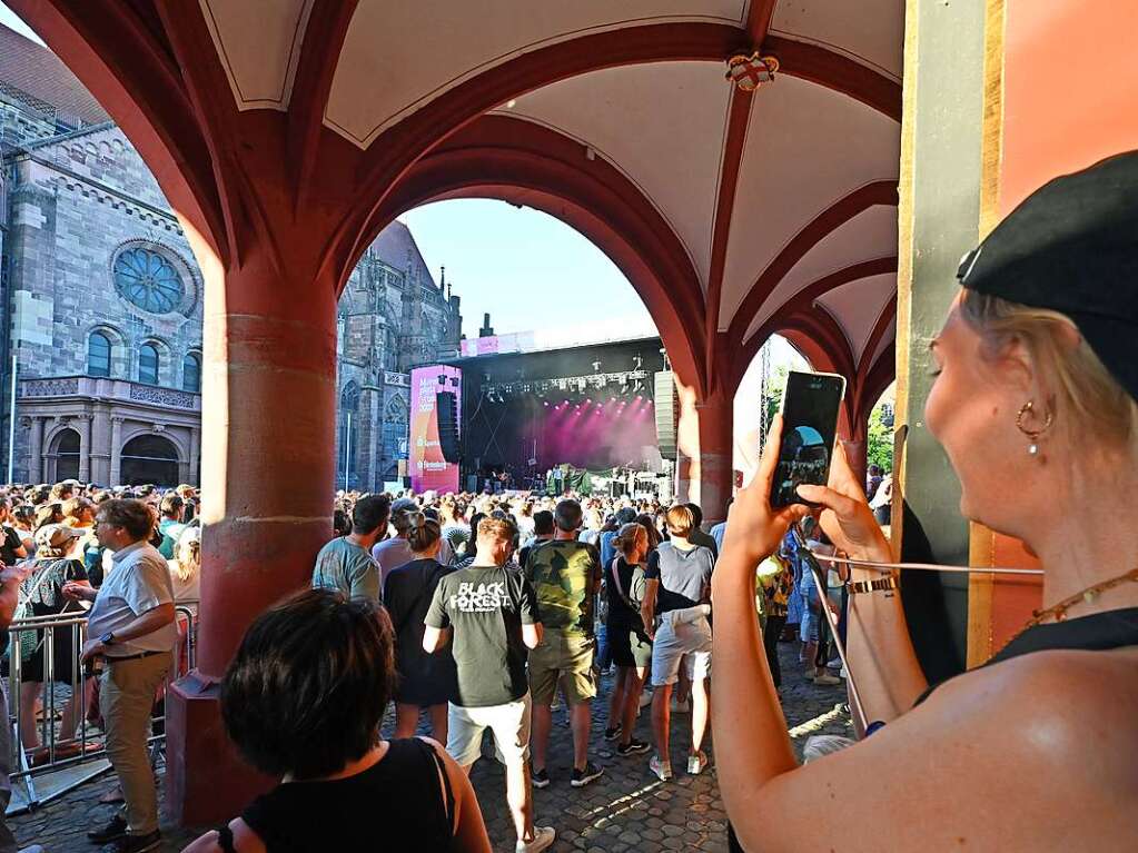 Peter Fox machte mit seiner Sommertour in Freiburg Halt – und erffnete die Mnsterplatzkonzerte.