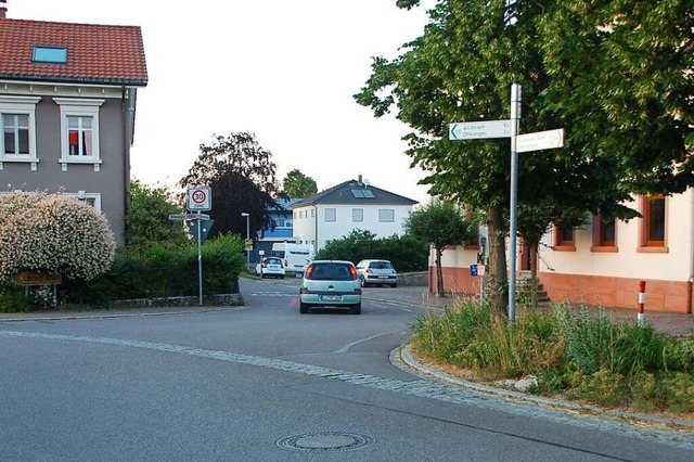 In Adelhausen wnscht man sich entlang... und in der Ottwanger Strae Tempo 30.  | Foto: Petra Wunderle