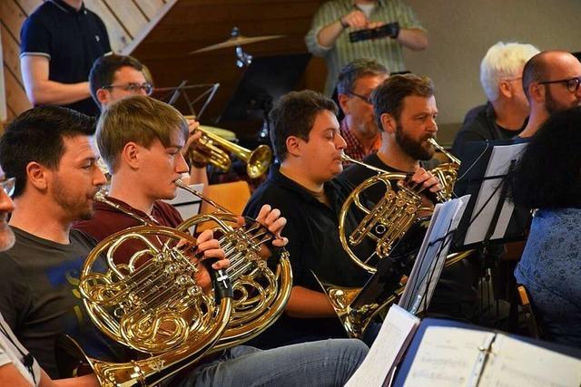 Sinfonisches Blasmusikorchester und Band spielen Stcke von Udo Jrgens