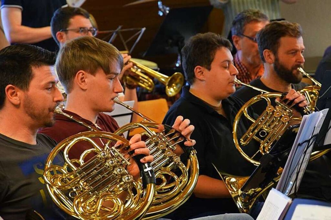 Sinfonisches Blasmusikorchester Und Band Spielen Stücke Von Udo Jürgens ...