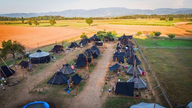 Die schwarzen Zelte zeigen: Hier sind ...mswochenende neben dem Sportplatz auf.  | Foto: Pfadfinder