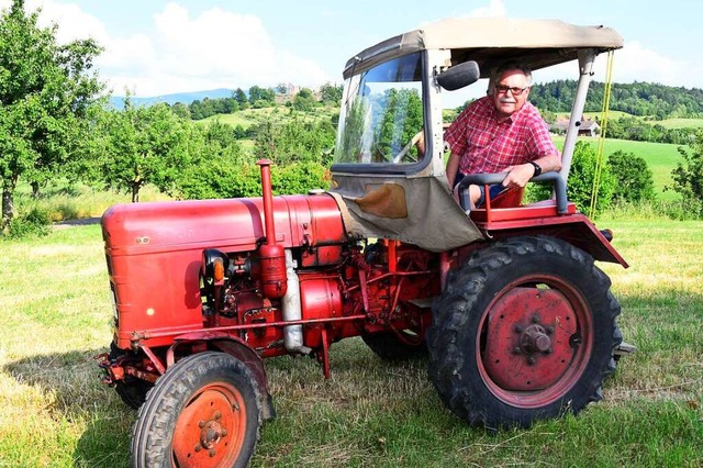 Hobbyimker Dieter Knle prsentiert be...reiamt sein 69 Jahre altes Dieselross.  | Foto: Dieter Erggelet