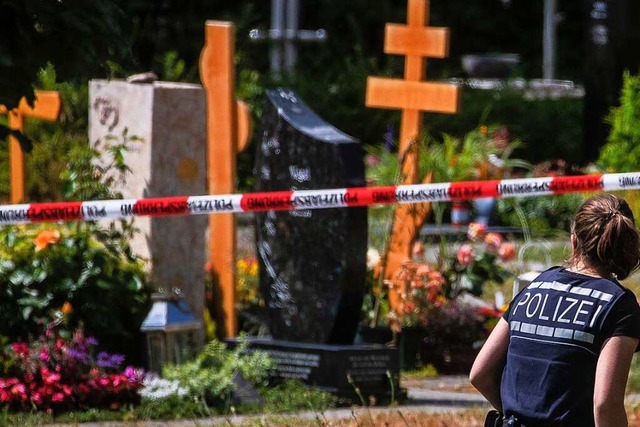 Bei einer Explosion auf dem Friedhof i...ngkrper um eine Handgranate handelte.  | Foto: Christoph Schmidt (dpa)