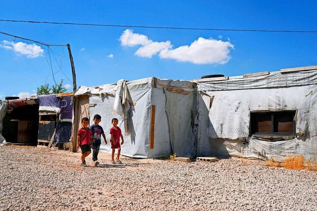 Libanon, Bar Elias: Syrische Kinder ge...lten in einem Flchtlingslager vorbei.  | Foto: Bilal Hussein (dpa)