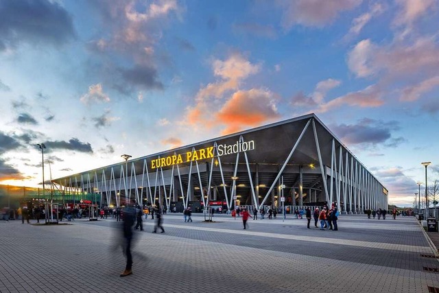 Mitglieder des trinationalen Unternehm...r Tour durchs Europa-Park Stadion ein.  | Foto: Carsten Riedl