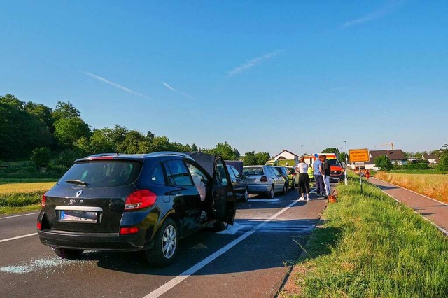 Mehrere Fahrzeuge kollidierten auf der...rae am nrdlichen Lahrer Ortseingang.  | Foto: Maren Spth / Einsatzreport24