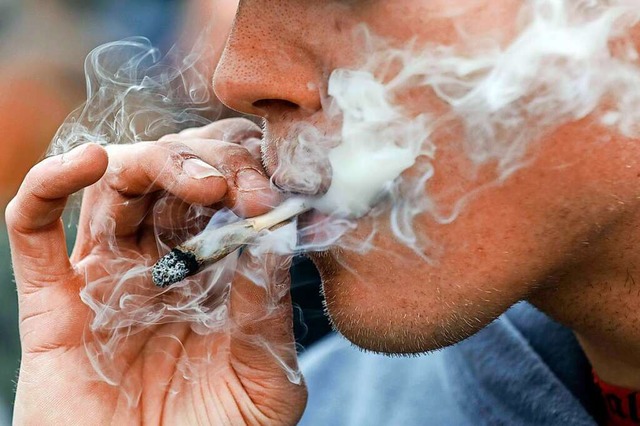 Viel Rauch, viel Streit: Cannabiskonsum  | Foto: IMAGO/Jochen Eckel
