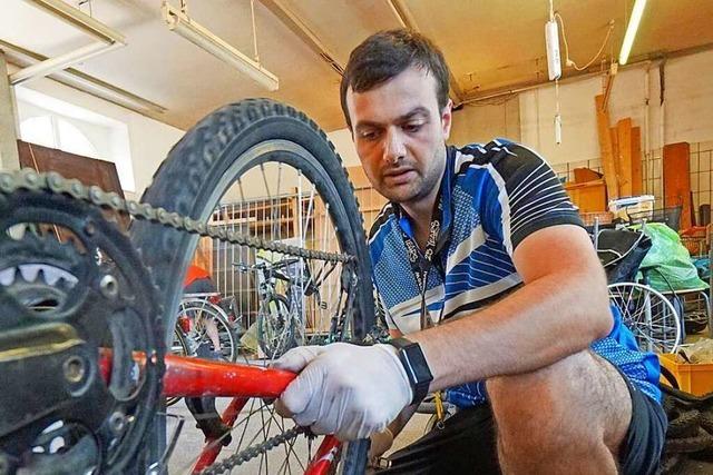Fr die Geflchteten in der Lahrer Fahrrad-Werkstatt ist das Reparieren Entspannung und Austausch