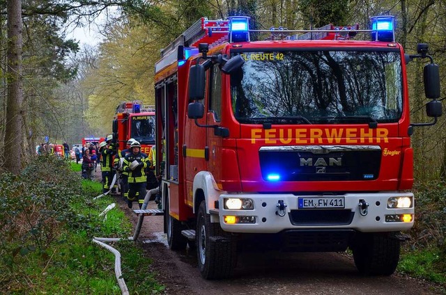 Was hier noch gebt wird, kann bald Re... Feuerwehreinsatz bei einem Waldbrand.  | Foto: Benedikt Sommer