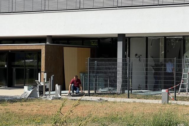 Geldautomat im Gewerbepark Breisgau gesprengt, Volksbankgebude gerumt