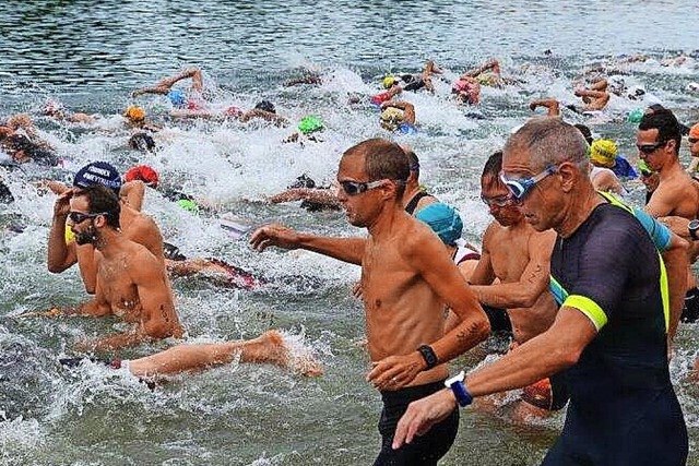Rund 550 Triathleten strmten  vor Corona den Flckiger See.  | Foto: Karl-Hermann Murst