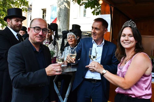 Zur Erffnung prosteten sich auch Orga...d Weinprinzessin Franziska Hofmann zu.  | Foto: Barbara Ruda