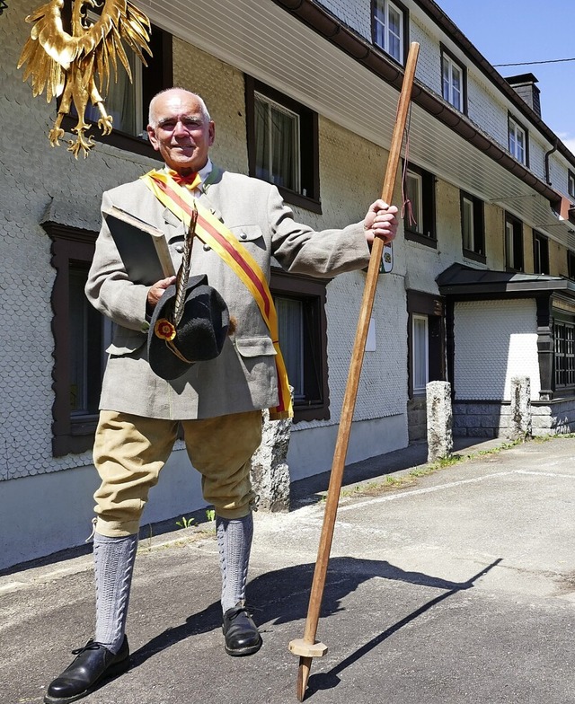 Sieht Walter Strohmeier in der Hecker-Kluft seines Urgrovaters.  | Foto: Susanne Filz