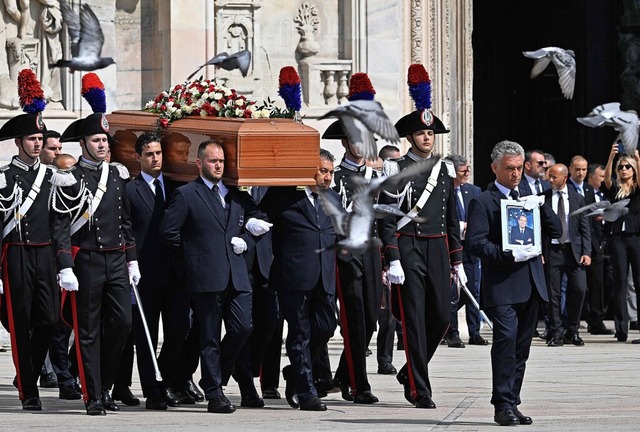 Trger mit dem Sarg von Silvio Berlusconi  vor dem Mailnder Dom  | Foto: ANDREAS SOLARO (AFP)