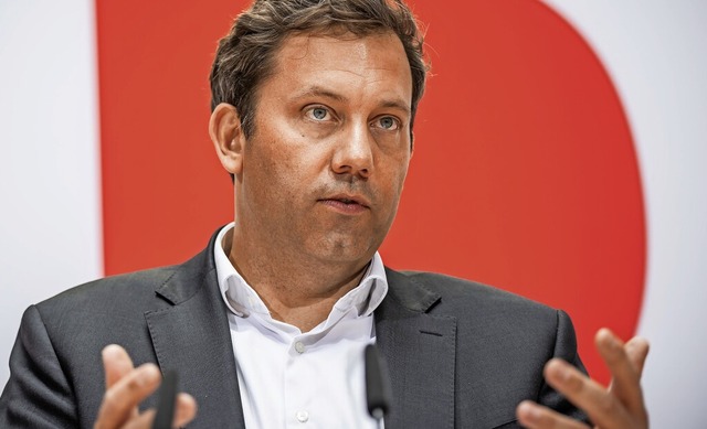 Lars Klingbeil bekommt Post von Bürgern, die Angst um ihr Haus haben. | Foto: Michael Kappeler (dpa) Lars Klingbeil bekommt Post von Bürgern, die Angst um ihr Haus haben. | Foto: Michael Kappeler (dpa)