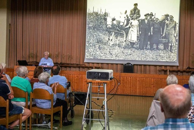 Peter Stecher blickte auf die vergange...lange Zeit landwirtschaftlich geprgt.  | Foto: Volker Mnch