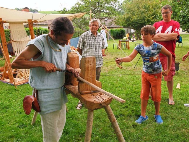 Beim Aktionstag 2017 konnten die Besuc...andwerker bei der Arbeit untersttzen.  | Foto: Jutta Schtz