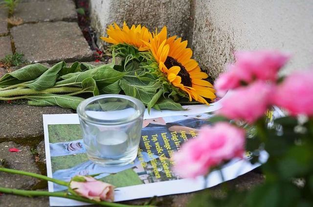 Als im Juli das Unvorstellbare geschah...Gottenheimer am Rathaus Blumen nieder.  | Foto: Kathrin Blum