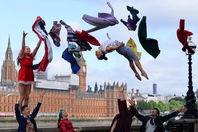 Eine Gruppe von Akrobaten bei einer Zirkusvorfhrung 2017 in London  | Foto: Stefan Rousseau