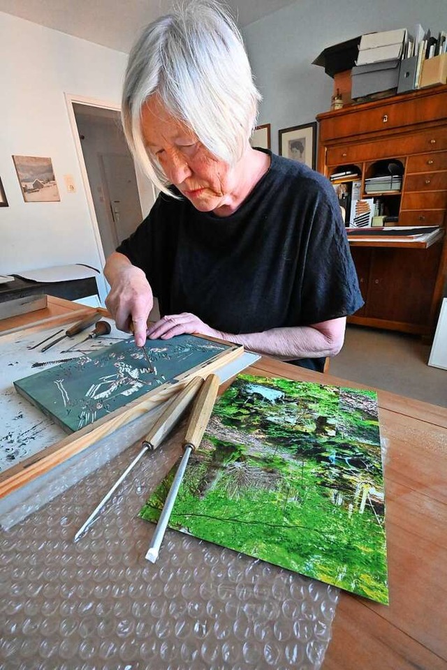 Brigitte von Savigny setzt mit feiner ...Fotocollage  in einen Holzschnitt um.   | Foto: Markus Zimmermann