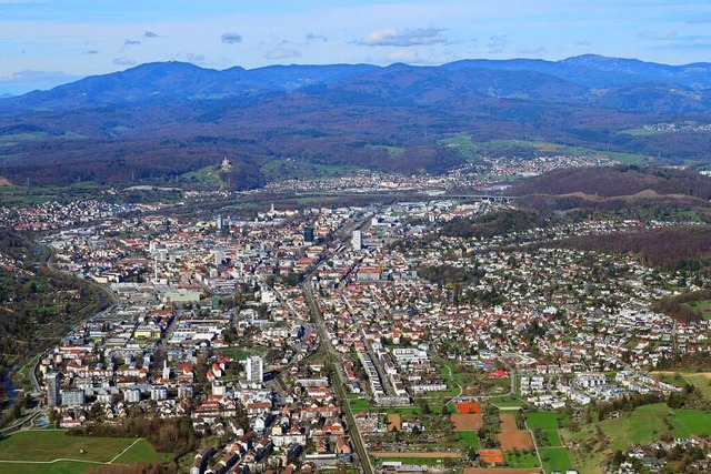 Blick auf Lrrach &#8211;  rechts das ...es, im Hintergrund Belchen und  Blauen  | Foto: Erich Meyer