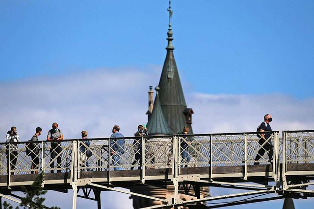 Touristen stehen auf der Marienbrcke ... zwei Frauen angegriffen und verletzt.  | Foto: Karl-Josef Hildenbrand (dpa)