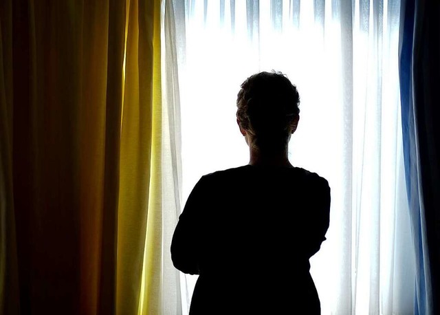 Eine Frau steht am Fenster eines Fraue...bedrohte Frauen sicher unterzubringen.  | Foto: Peter Steffen