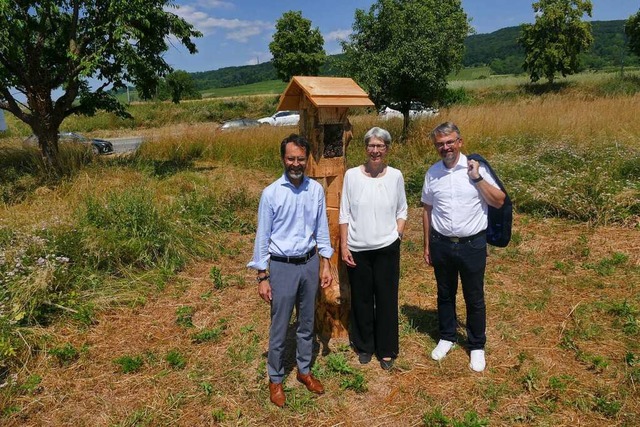 Ulrich Hoehler (links) und Staatssekre...ner vor einem der neuen Insektenhotels  | Foto: Ulrich Senf