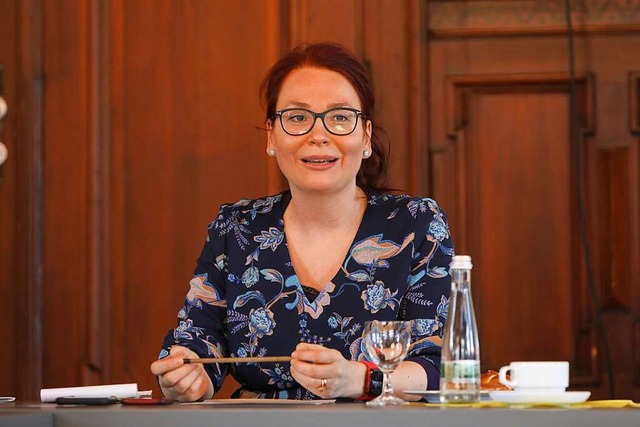 Cornelia Lanz bekommt Untersttzung von einem Gemeinderatsmitglied.  | Foto: Christoph Breithaupt