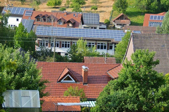 Die Sonne spendet Energie: Blick von o...chematthalle und einige andre Anlagen.  | Foto: Edgar Steinfelder