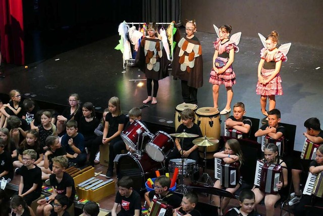 Premiere geglckt: 207 Kinder auf und ...Bhne sorgten fr beste Unterhaltung.   | Foto: Heidrun Simoneit