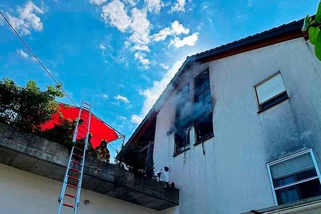 Zwei Menschen nach Feuer in Wagenstadt zur Kontrolle im Krankenhaus