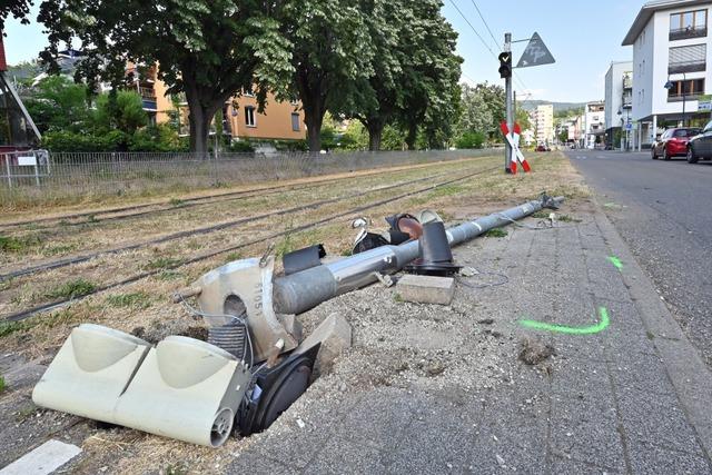 Lieferwagen kollidiert in Freiburg mit Straenbahn – Linie 3 fhrt inzwischen wieder