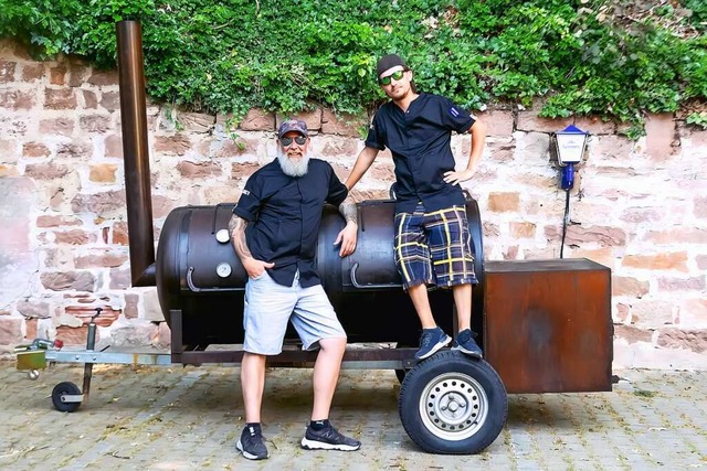 Robert Wagner und Kchenchef Patrick G...ldsecker Vorstadt bald den  Smoker an.  | Foto: Robert Wagner