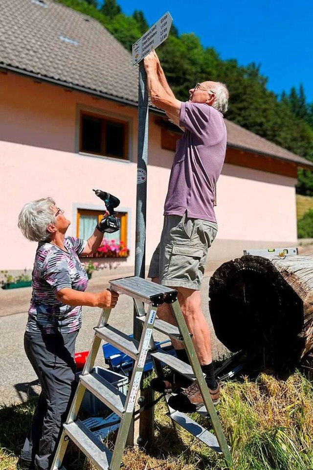 Hannelore und Werner Steiger bringen in Wildbllen neue Wegweiser an.  | Foto: Sarah Trinler