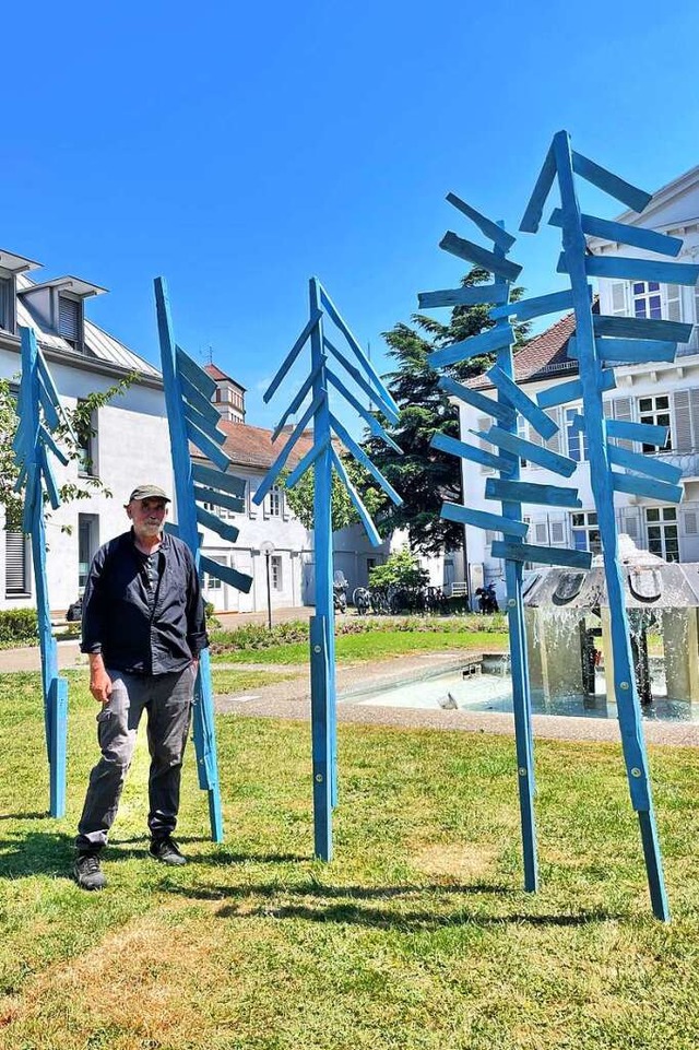 Reinhard Sigle vor seiner neuen Installation im Rathaus-Innenhof  | Foto: Regina Erb-Schalk