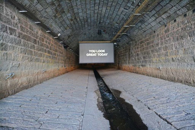 Sonst nicht zugnglich: Der Tunnel, du...ier &#8222;No More Front Tears&#8220;.  | Foto: Savera Kang