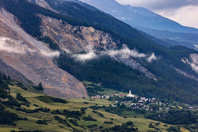 Ein gewaltiger Strom an Fels und Gerl...as Schweizer Bergdorf Brienz verfehlt.  | Foto: Michael Buholzer (dpa)