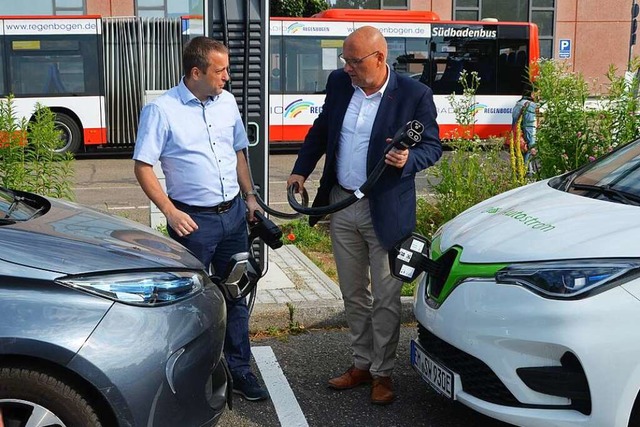 Eine neue Schnellladesule nahmen am E...meister Stefan Schlatterer in Betrieb.  | Foto: Michael Strter