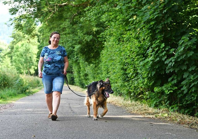 So ist&#8217;s richtig: Petra Fink vom...mil&#8220; beim Spaziergang mit Leine.  | Foto: Rita Eggstein