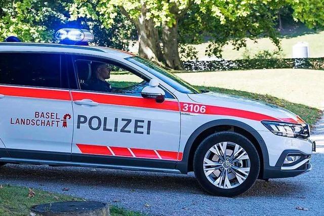Auto fhrt in Fllinsdorf im Kanton Baselland in eine Menschengruppe
