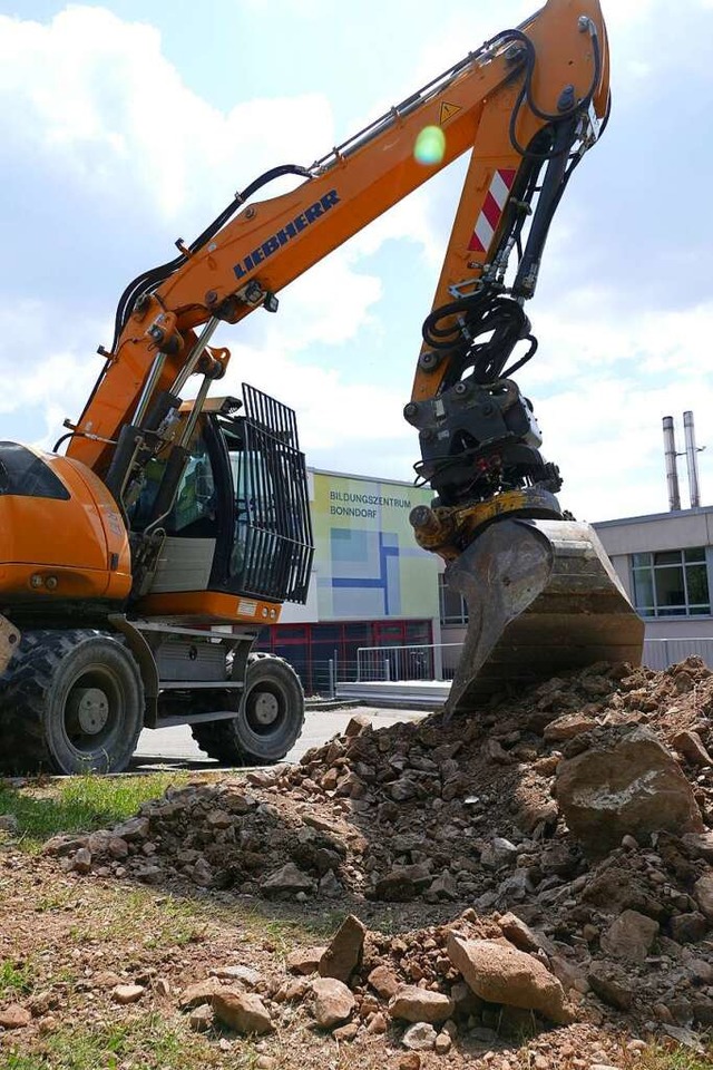 Mit einem Bagger wurde der Baugrund am Bildungszentrum untersucht.  | Foto: Stefan Limberger-Andris