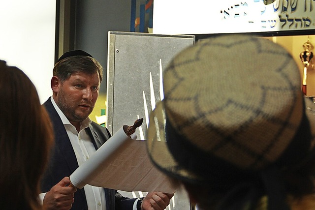 Moshe Flomenmann zeigt die Teilnehmenden der BZ-Hautnah-Veranstaltung eine Tora.  | Foto: Eyp Ertan